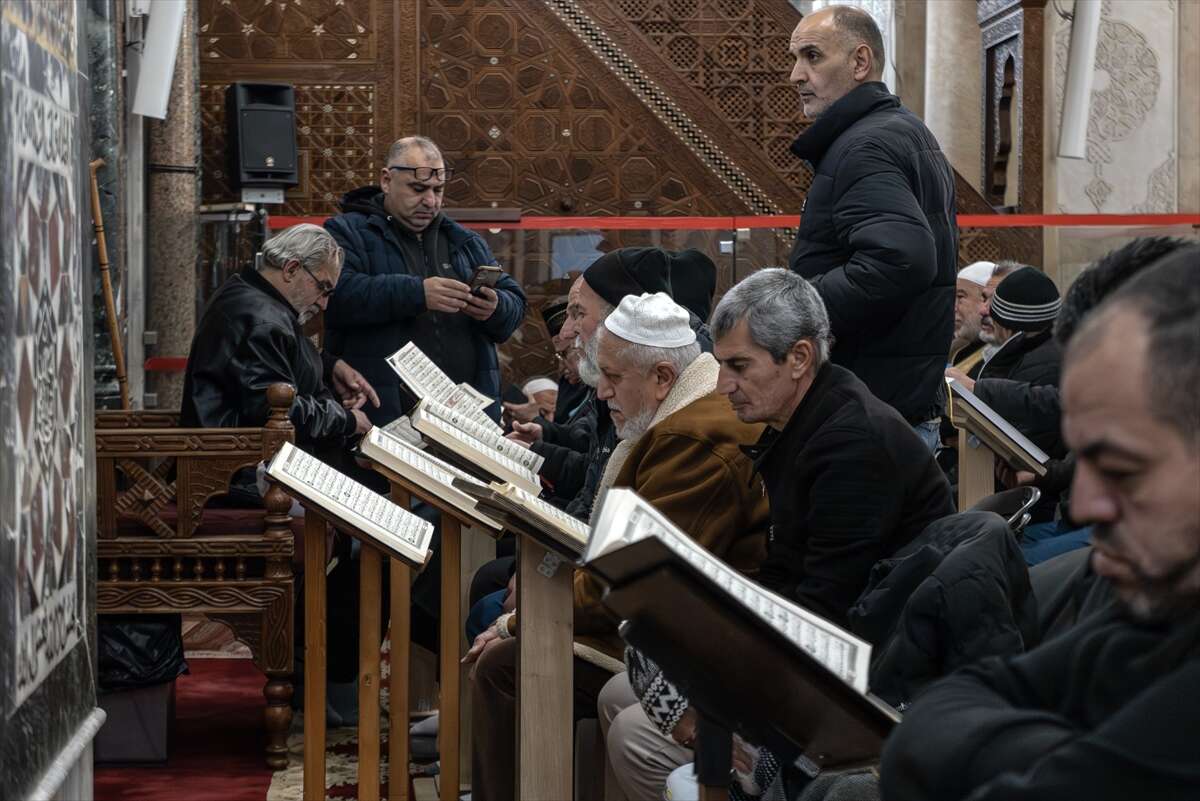 Mescid-i Aksa 41 gün sonra ibadete açıldı, Filistinliler şükür secdesine kapandı 24